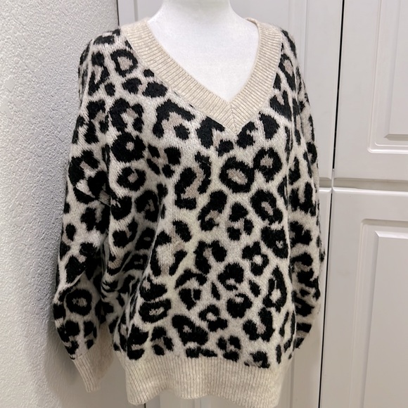 Vince Camuto Sweaters - Vince Camuto Oversized Leopard Oatmeal Print V-Neck Sweater Soft Cozy Medium